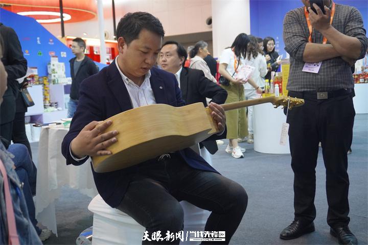 【2024中国品牌日】“吉他之都”与“爱乐之城”协奏贵州品牌的精彩浪漫(图1) 【2024中国品牌日】“吉他之都”与“爱乐之城”协奏贵州品牌的精彩浪漫(图1)